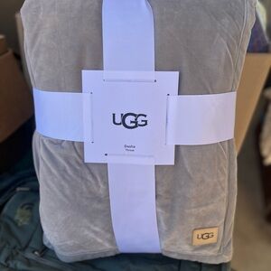 🆕 UGG Gray Plush Throw Blanket